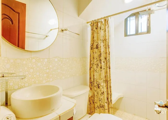 6br W Pool, Bbq & Backyard Apartment *
